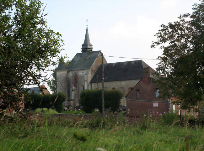 L'église fortifiée aperçue depuis l'entrée dans la commune par le Nord (route D110) - Renneval (02340) - Aisne