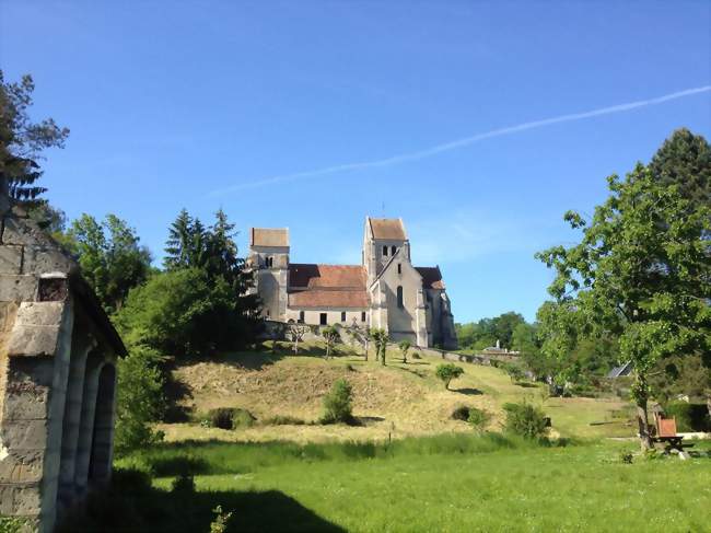 Eglise de Septvaux, vue depuis le lavoir - Septvaux (02410) - Aisne