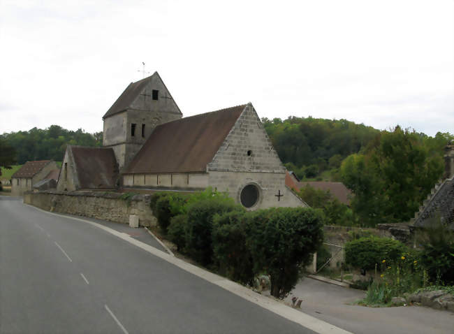 L'église est en contrebas de la route qui traverse le village - Serches (02220) - Aisne