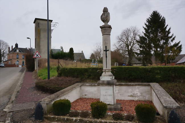 Le monument aux morts et en arrière plan la Mairie - Sons-et-Ronchères (02270) - Aisne