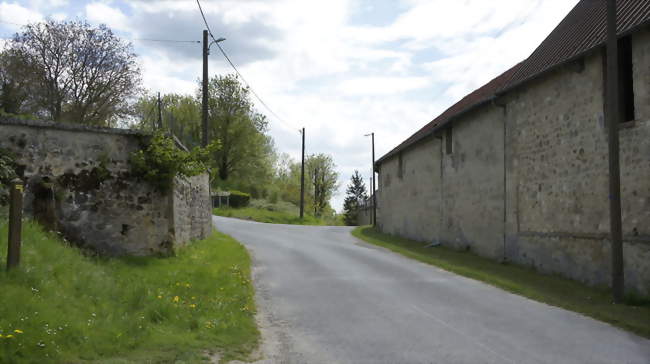 Entrée du village avec source, randonnée et ferme  - Vauxcéré (02160) - Aisne
