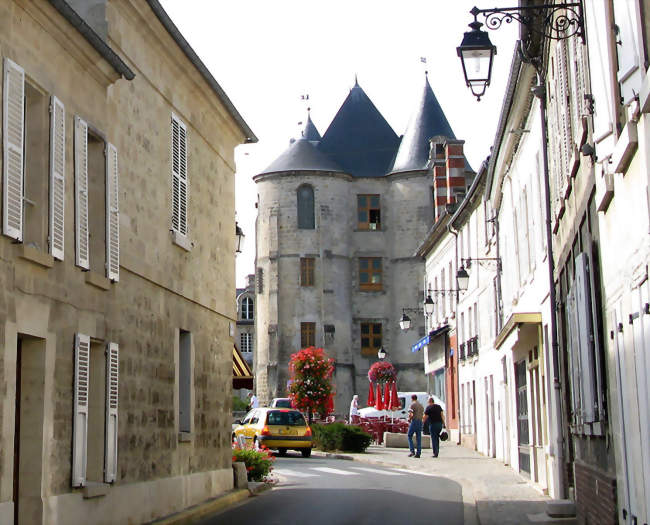 Le donjon aperçu depuis la Rue de Fontenoy - Vic-sur-Aisne (02290) - Aisne
