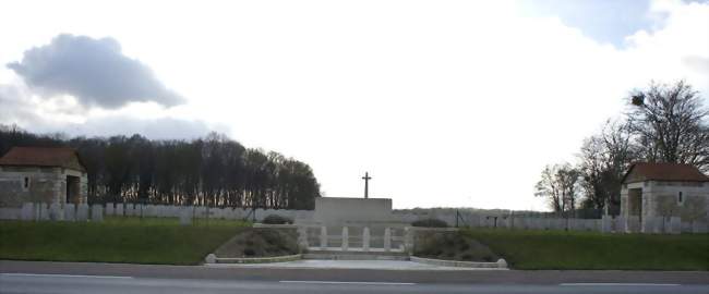 L'entrée du cimetière britannique vue de la route de Berry au Bac - La Ville-aux-Bois-lès-Pontavert (02160) - Aisne