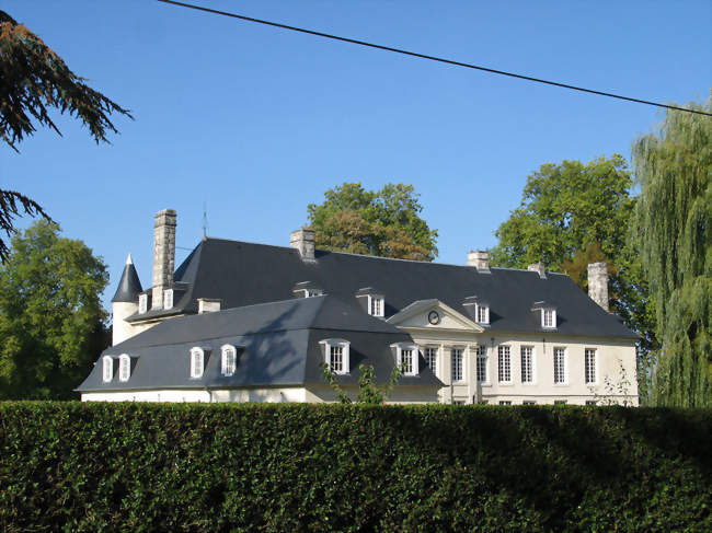 Une haie haute et épaisse protège le château des regards indiscrets - Villers-Hélon (02600) - Aisne