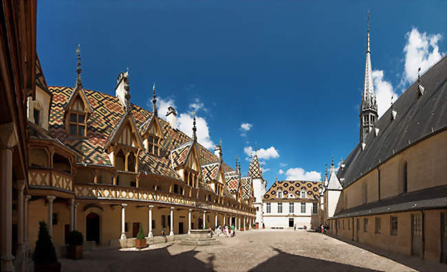 Hospices de Beaune avec tuile vernissée de Bourgogne - Beaune (21200) - Côte-d'Or