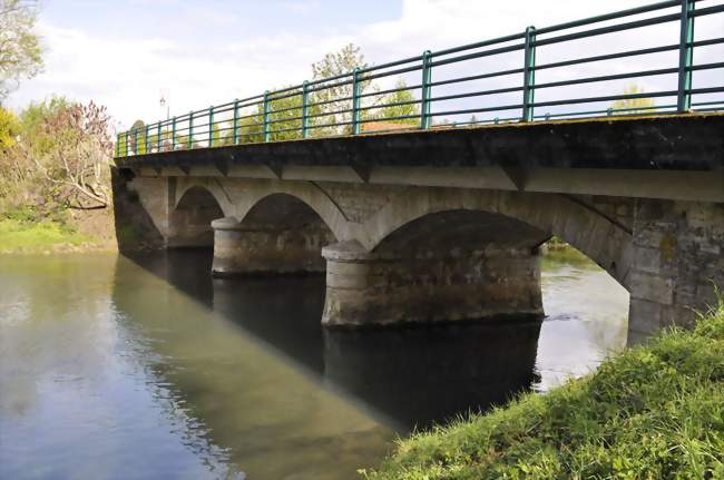 Pont sur la Bèze à Bezouotte - Bézouotte (21310) - Côte-d'Or
