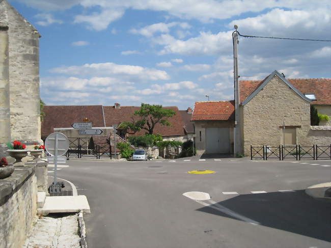 Vue depuis la place devant l'église - Bourberain (21610) - Côte-d'Or