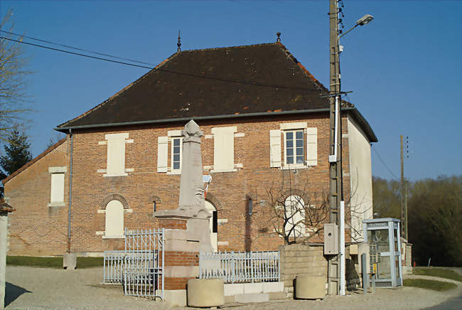Mairie et monument aux morts - Bousselange (21250) - Côte-d'Or