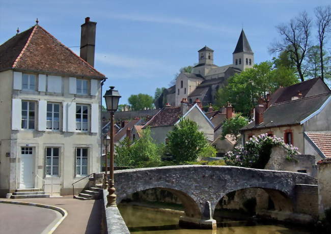 Le vieux pont sur la Seine et l'église Saint-Vorles - Châtillon-sur-Seine (21400) - Côte-d'Or
