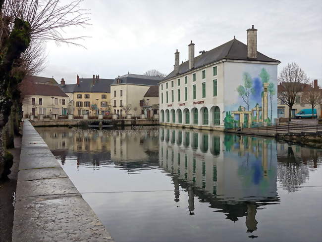 La mairie et la résurgence de la Laigne - Laignes (21330) - Côte-d'Or