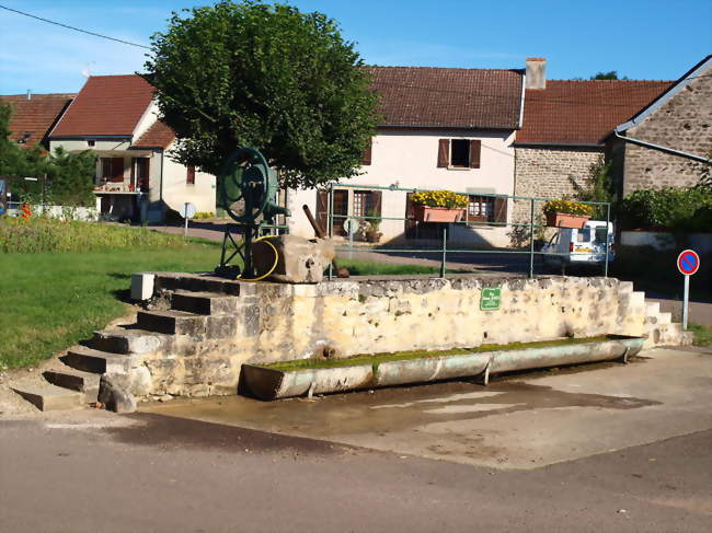 Abreuvoir communal & sa pompe à bras - Maconge (21320) - Côte-d'Or