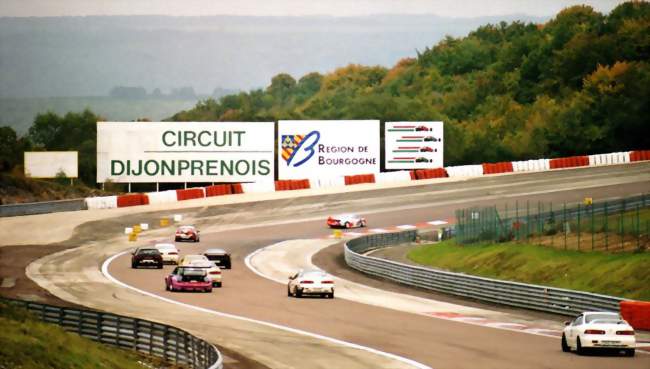 Courbe parabolique du circuit de Dijon-Prenois - Prenois (21370) - Côte-d'Or