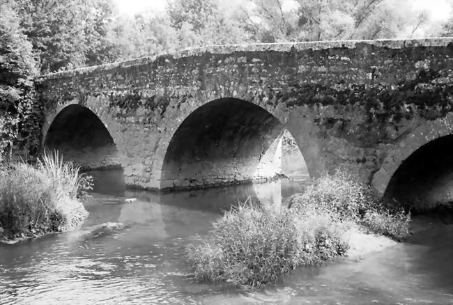 Le pont de Quincerot dit le pont romain - Quincerot (21500) - Côte-d'Or