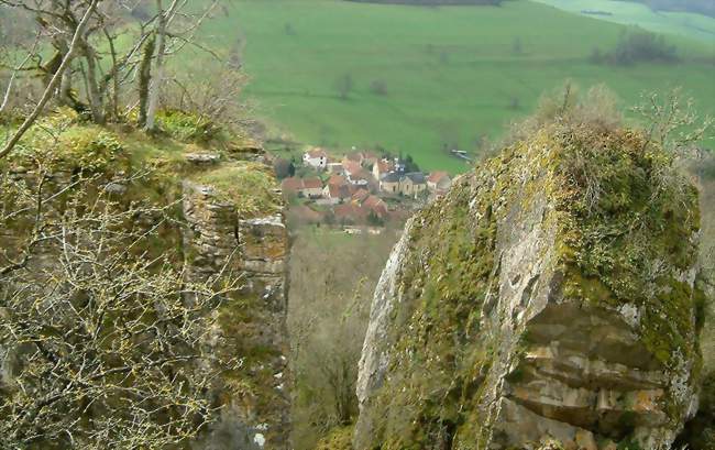 Le village de Saffres vu au travers des falaises - Saffres (21350) - Côte-d'Or