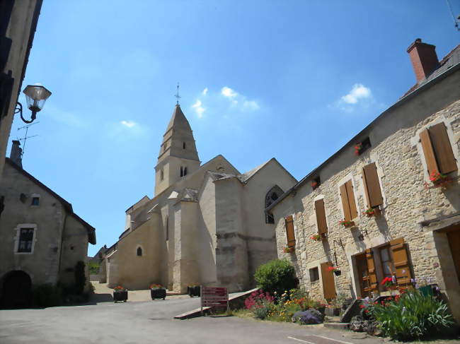 L'église au cur du village - Saint-Aubin (21190) - Côte-d'Or