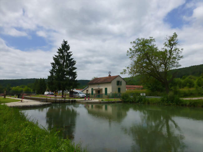 Ecluse de Saint-Rémy sur le canal de Bourgogne - Saint-Rémy (21500) - Côte-d'Or
