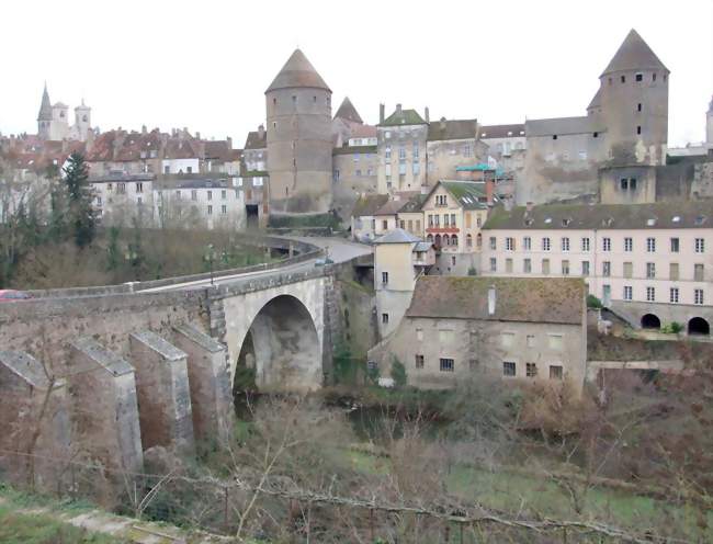le pont Joly enjambant l'Armançon - Semur-en-Auxois (21140) - Côte-d'Or
