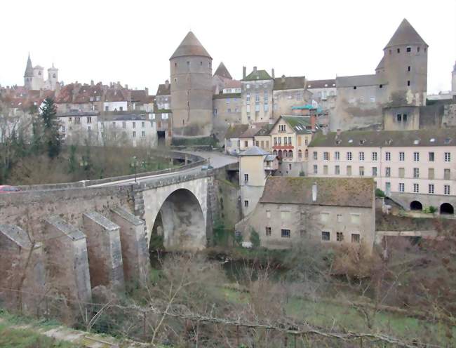 Visite guidée de Semur-en-Auxois avec Dame Sandrine