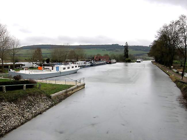 Le canal de Bourgogne - Vandenesse-en-Auxois (21320) - Côte-d'Or