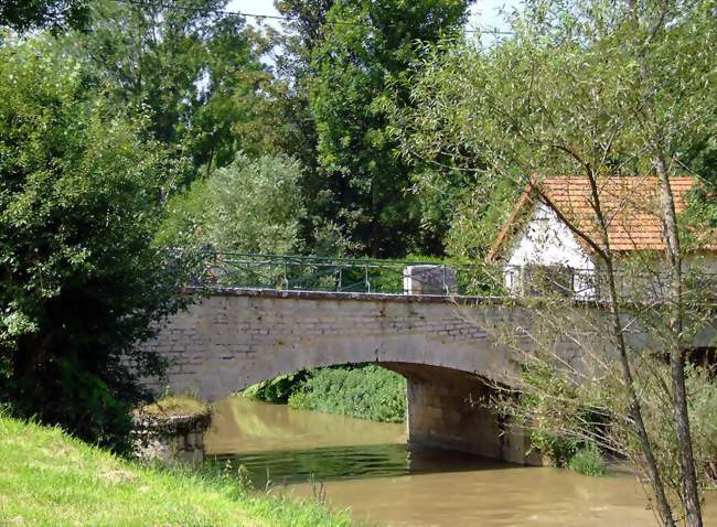 Le pont sur l'Ouche - Veuvey-sur-Ouche (21360) - Côte-d'Or