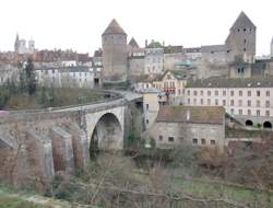 photo Festival Chut ! - San-Seyha en concert gratuit à Semur-en-Auxois