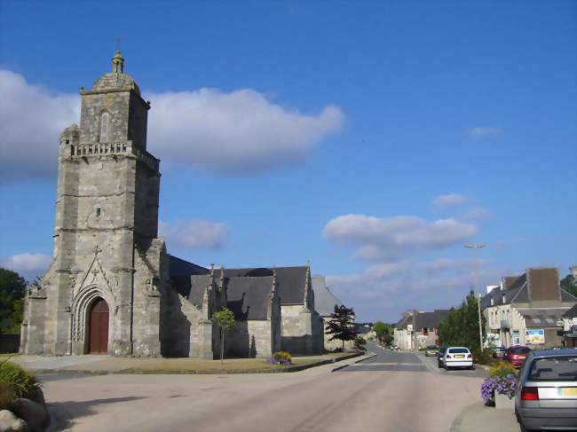 Église et rue principale de Glomel - Glomel (22110) - Côtes-d'Armor
