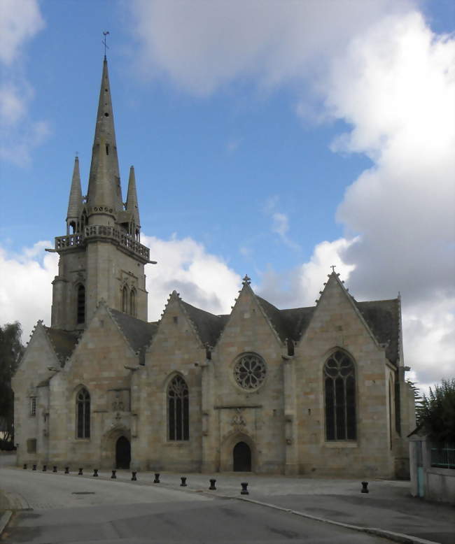 Tour-clocher et façade méridionale de l'église paroissiale Notre-Dame - Grâces (22200) - Côtes-d'Armor