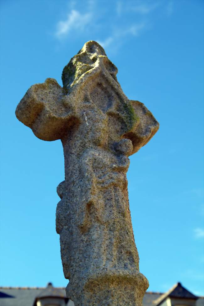 La croix de cimetière du 11e siècle - Hénansal (22400) - Côtes-d'Armor