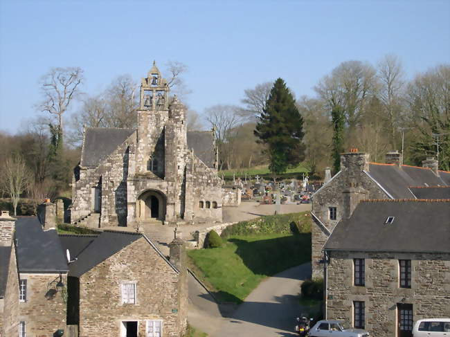 L'église Saint-Envel et le bourg - Loc-Envel (22810) - Côtes-d'Armor