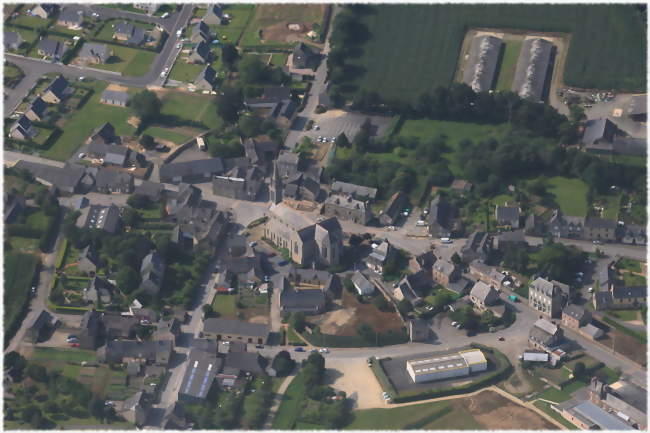 Une vue aérienne du centre-bourg prise en 2007 - Plouasne (22830) - Côtes-d'Armor