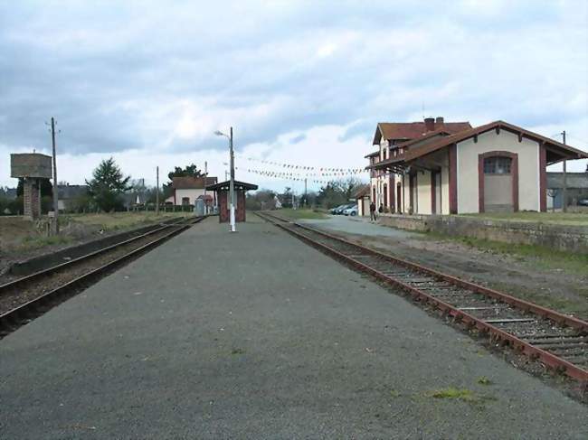 À gauche le château d'eau, vestige de la ligne des Chemins de fer des Côtes-du-Nord et à droite la gare Réseau breton - Plouëc-du-Trieux (22260) - Côtes-d'Armor