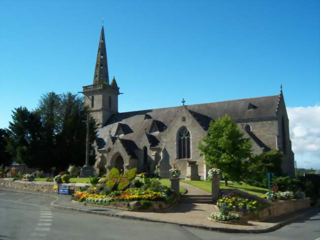 L'église de Pommerit-le-Vicomte et l'if millénaire - Pommerit-le-Vicomte (22200) - Côtes-d'Armor