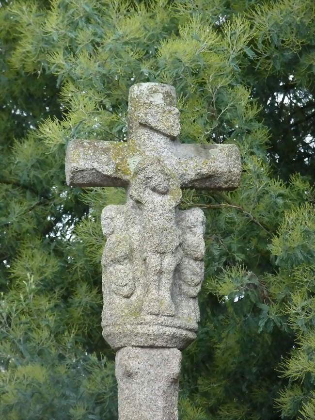 Croix du 18e siècle, rue de Kercado - Saint-Caradec (22600) - Côtes-d'Armor