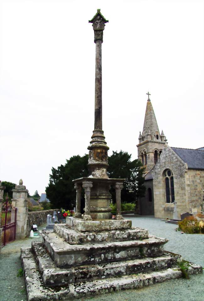 La croix de cimetière et l'église - Saint-Maudez (22980) - Côtes-d'Armor
