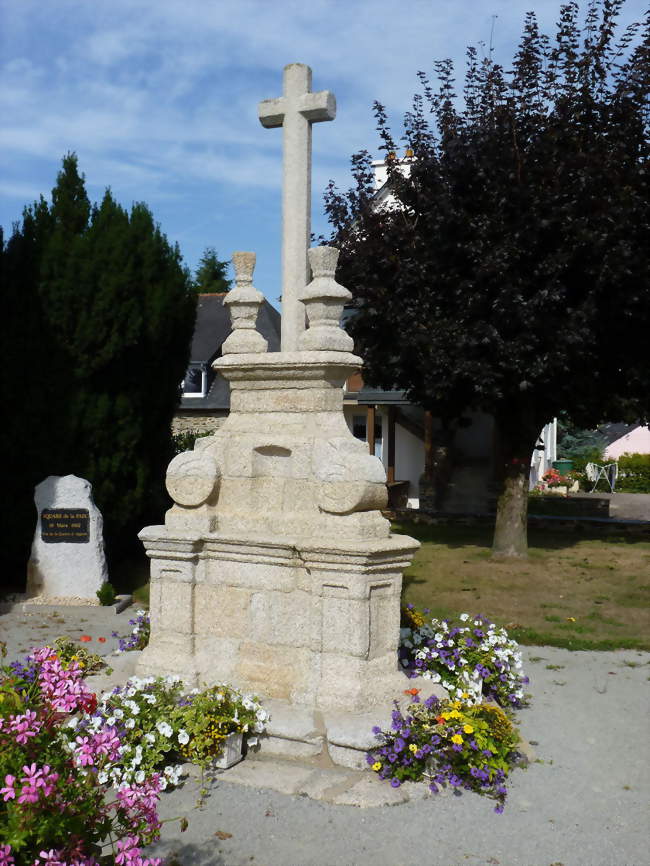 La croix de cimetière du 18e siècle - Saint-Thélo (22460) - Côtes-d'Armor