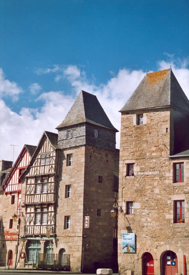 Entrée de la vieille ville La maison de gauche, à l'angle du quai Jaudy et de la rue Renan, est classée Monument historique - Tréguier (22220) - Côtes-d'Armor