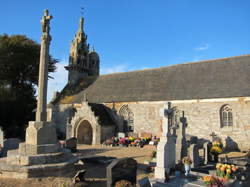 photo Église de Tréduder et exposition de peintures