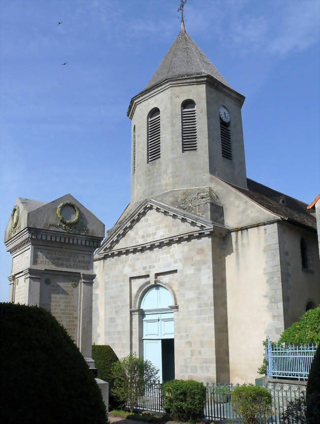 Le monument aux morts et l'église Saint-Sylvain - Ahun (23150) - Creuse