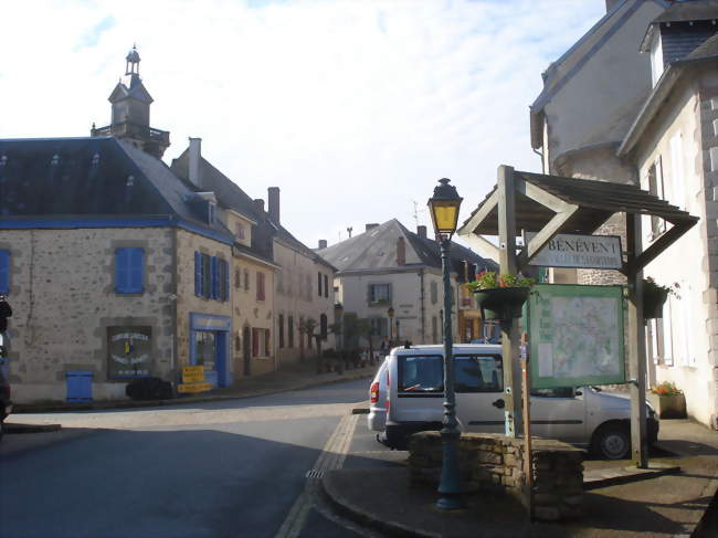 Bénévent-l'Abbaye, place centrale avec panneau d'information - Bénévent-l'Abbaye (23210) - Creuse