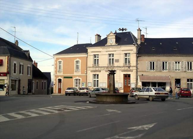 La mairie sur la place - Bonnat (23220) - Creuse
