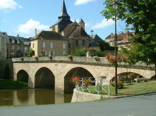 Vue d'ensemble du pont et de la partie ancienne de La Celle-Dunoise - La Celle-Dunoise (23800) - Creuse