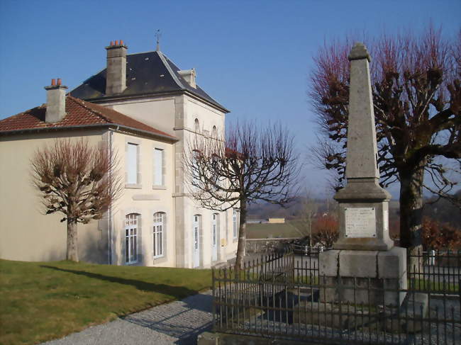 Mairie et monument aux morts de Chamberaud - Chamberaud (23480) - Creuse