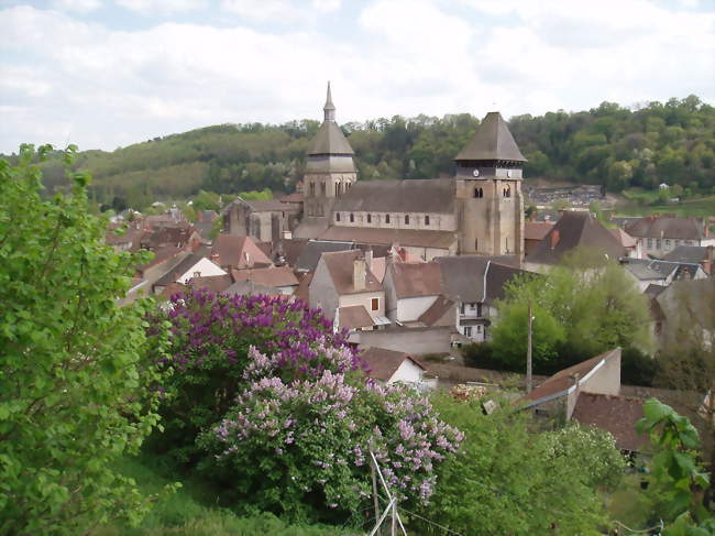 L'abbatiale Sainte-Valérie et le village de Chambon-sur-Voueize - Chambon-sur-Voueize (23170) - Creuse