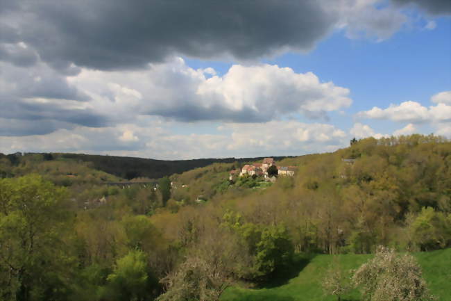 Le bourg de Glénic Sur la gauche, le viaduc enjambant la Grande Creuse - Glénic (23380) - Creuse