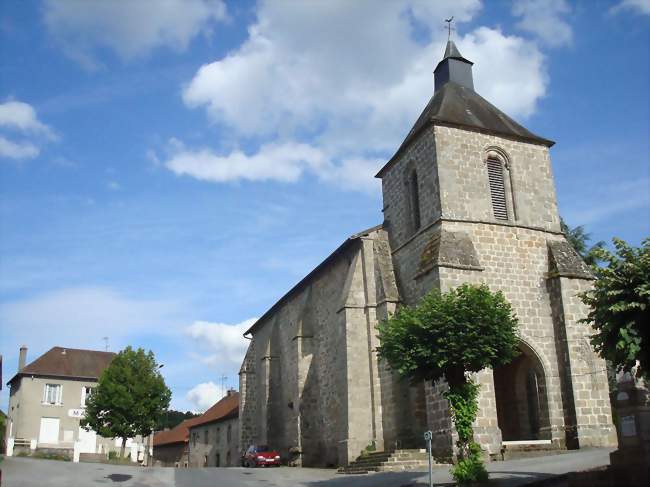 La place centrale du hameau de Mourioux, sous division de la commune de Mourioux-Vieilleville En premier plan, l'église et en arrière plan, la mairie - Mourioux-Vieilleville (23210) - Creuse