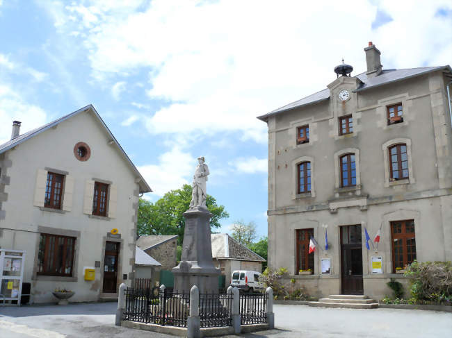 La mairie et le monuments aux Morts - La Nouaille (23500) - Creuse