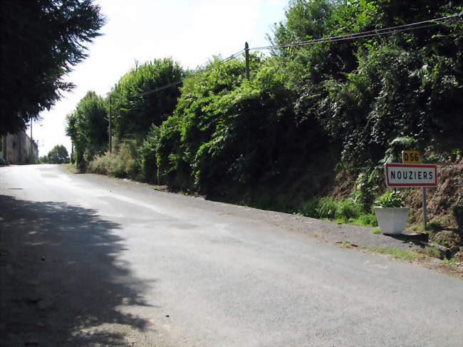 Entrée par le Nord (en venant de La Châtre) - Nouziers (23350) - Creuse