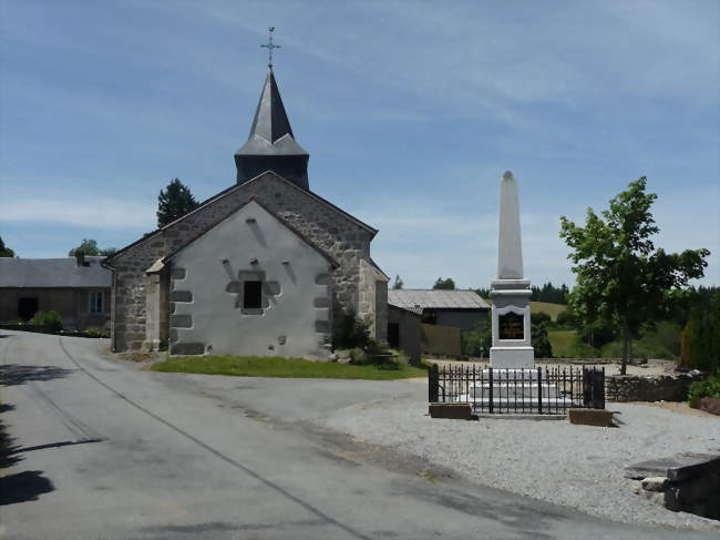 Peyrabout, vue du monument aux morts et de l'église - Peyrabout (23000) - Creuse