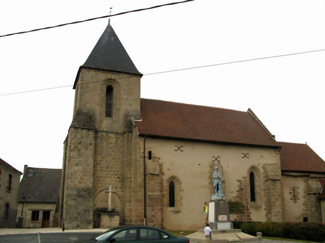 L'église et le monument aux morts - Saint-Agnant-de-Versillat (23300) - Creuse