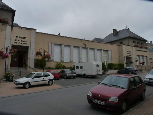Le bâtiment des deux mairies - Saint-Pierre-de-Fursac (23290) - Creuse
